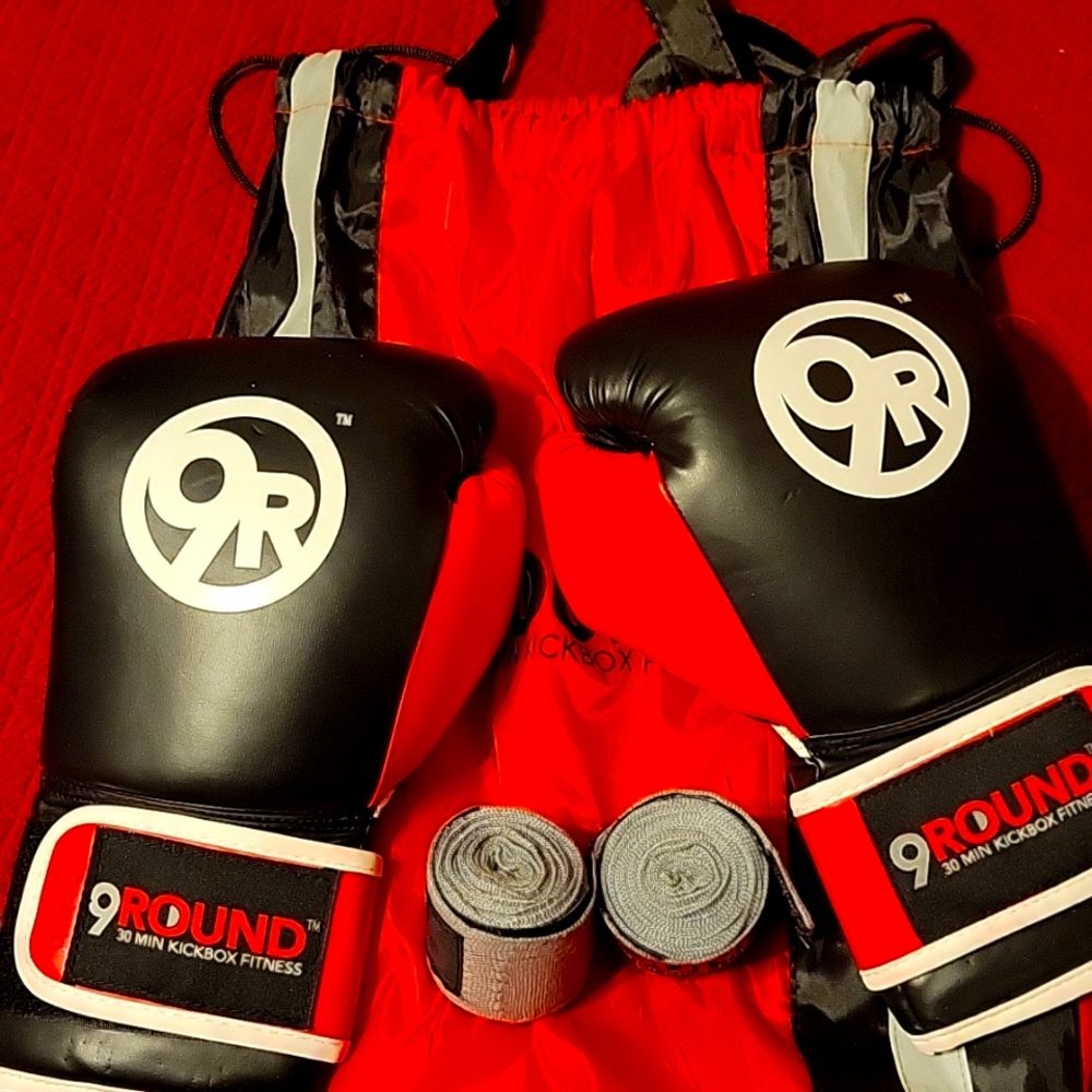 9 Round Gloves, wrist wraps, bag